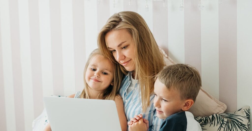 Obrazek przedstawiający osobę analizującą dokumenty kredytowe, z różnymi symbolami reprezentującymi źródła dochodów (np. umowa o pracę, działalność gospodarcza, wynajem nieruchomości, waluta obca) wokół niej. Tło może być związane z finansami lub bankowością (np. wykresy, kalkulatory, banki).